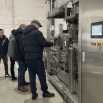 Herzlich willkommen ausländische Kunden, unser Unternehmen zu besuchen, um sekundäre Ballenpressenausrüstung zu inspizieren